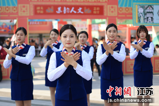 大学生上演手势舞。中新社记者泱波摄 大学生上演手势舞。中新社记者泱波摄