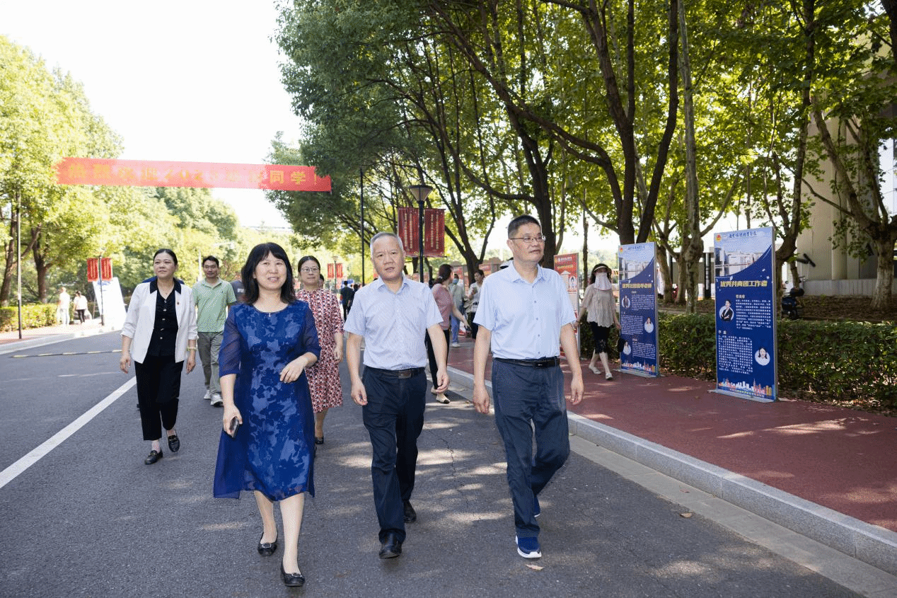 省文化和旅游厅党组成员、副厅长马龙来到现场视察指导迎新工作，威廉希尔足球官方网站党委书记叶凌波，党委副书记、院长操阳等院领导及相关职能部门负责人陪同走访。