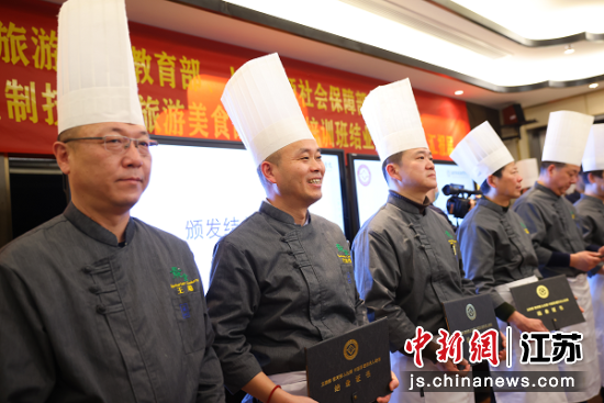 颁发结业证书仪式。中新社记者泱波摄 颁发结业证书仪式。中新社记者泱波摄